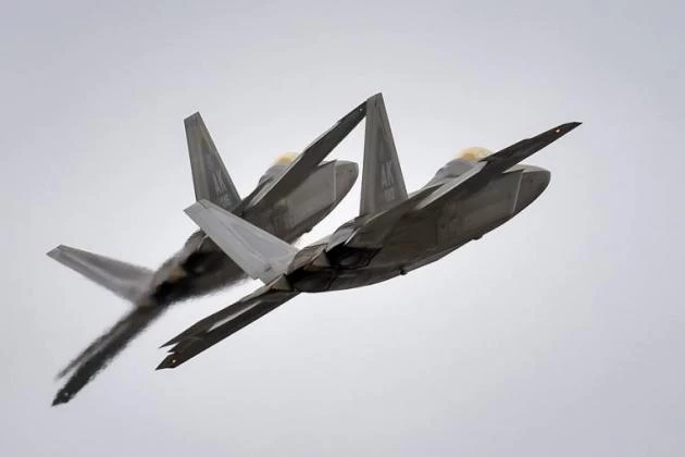 F-22 Raptor: Ο βασιλιάς των μαχητικών εντυπωσιάζει με απότομους ελιγμούς και «ακροβατικά» – Βίντεο